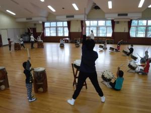5歳児の初めての太鼓教室です。