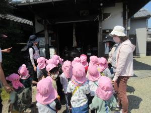 3歳児が油掛け地蔵さんにお参りしました。