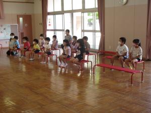 お話を聞いている子ども達