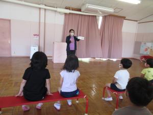 歯の磨き方を聞いている