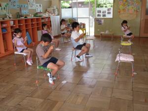 鏡で自分の歯を見ている5歳児