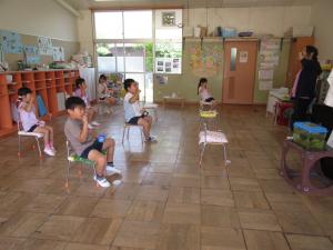 磨き方をきいている5歳児