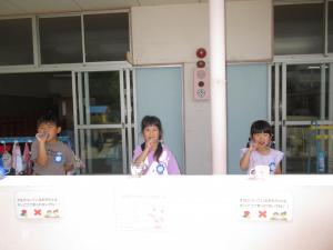 歯を磨いている5歳児