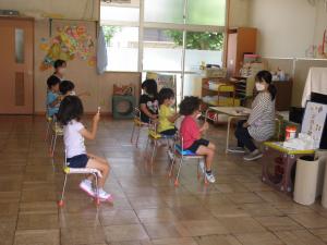 歯のはなしを聞いている4歳児