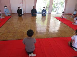 お茶の先生がお話をＳてくれている
