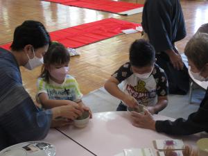 お茶を点ている5歳児