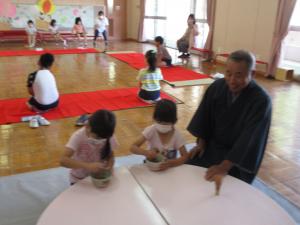 お茶の点て方を教えていただいている2人