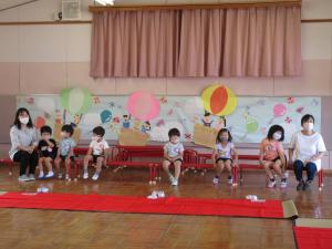 様子を見ている4歳児