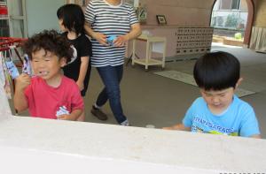 歯みがきをする4歳児の男の子