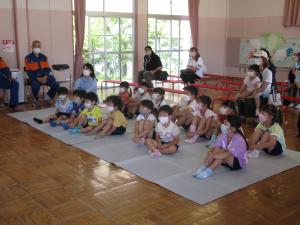 真剣に紙芝居を見ている子ども達