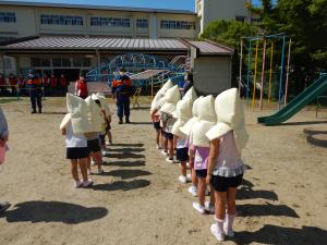 避難してならんでいるところ