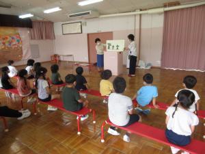 大型絵本を読んでもらっている