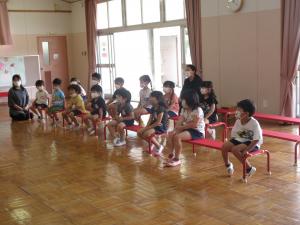 真剣な眼差しで見ている