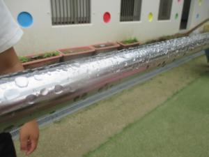 鉄棒にしずくを発見！