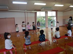 5歳児がジャンケン遊びをおしえているところ
