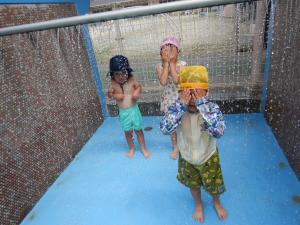 シャワーにかかる4歳児