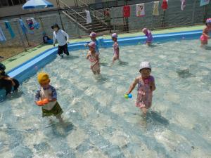 プールを走っている4歳児
