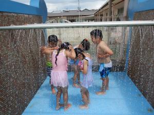 最後のシャワーにかかる5歳児