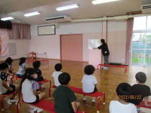 大型絵本を読んでもらっているところ
