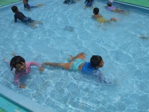 プール遊び5歳児