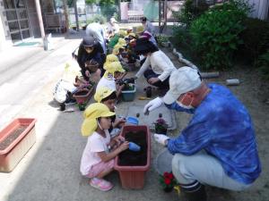 地域の方と一緒に花の苗を植えています。