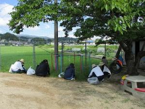 砂場横の草引き