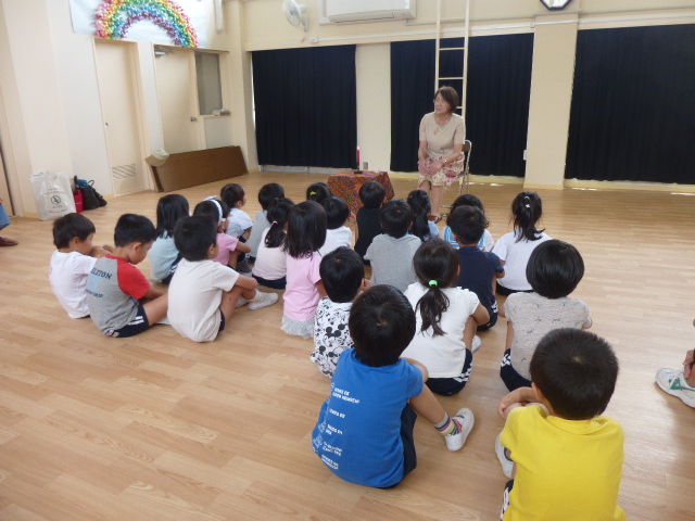 5歳児　おはなしひろば　いろいろなお話を聞きました