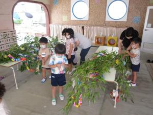 七夕飾りを付けている4歳児