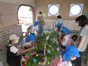 お家の方と飾りを付けている5歳児