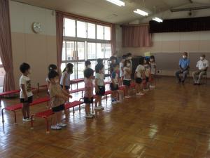 たなばたの歌をうたっている