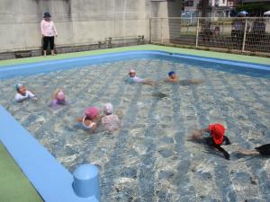 流れるプールで浮いているところ