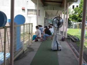 プールで遊んでいるのを見ているところ