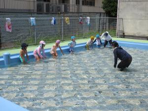 体に水をかけている4歳児