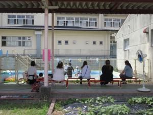 プール参観をしている4歳児保護者