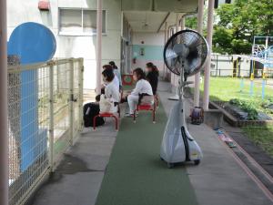 真剣にみている保護者