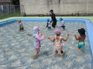 プールの中を走っている4歳児