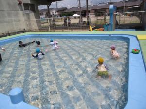 ワニ歩きをしている