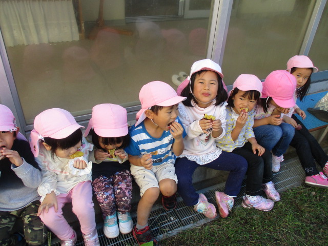 焼き芋を食べる4歳児