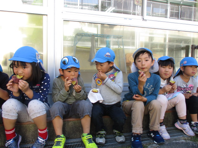 焼き芋を食べる5歳児
