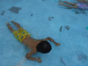 泳ぐ5歳児