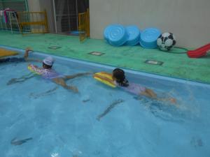 ビート板で泳ぐ5歳児