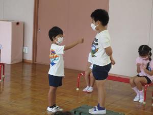 質問を聞いているにじぐみの男の子