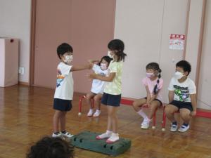 質問に答えている４歳児