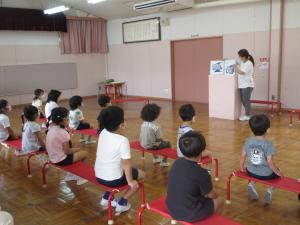 絵本を読んでもらっている
