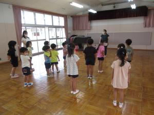 終業式でお話をきいている