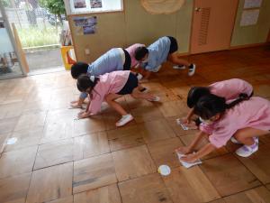 雑巾がけをする５歳児