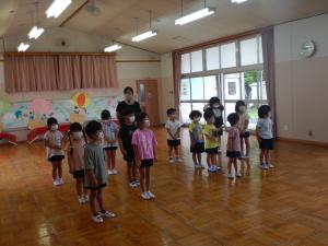 園歌を歌っている