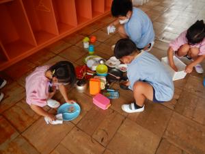 おもちゃを拭いている５歳児