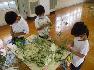 5歳児　笹を飾っているところ