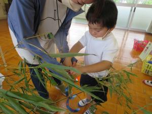 4歳児　笹に飾っているところ